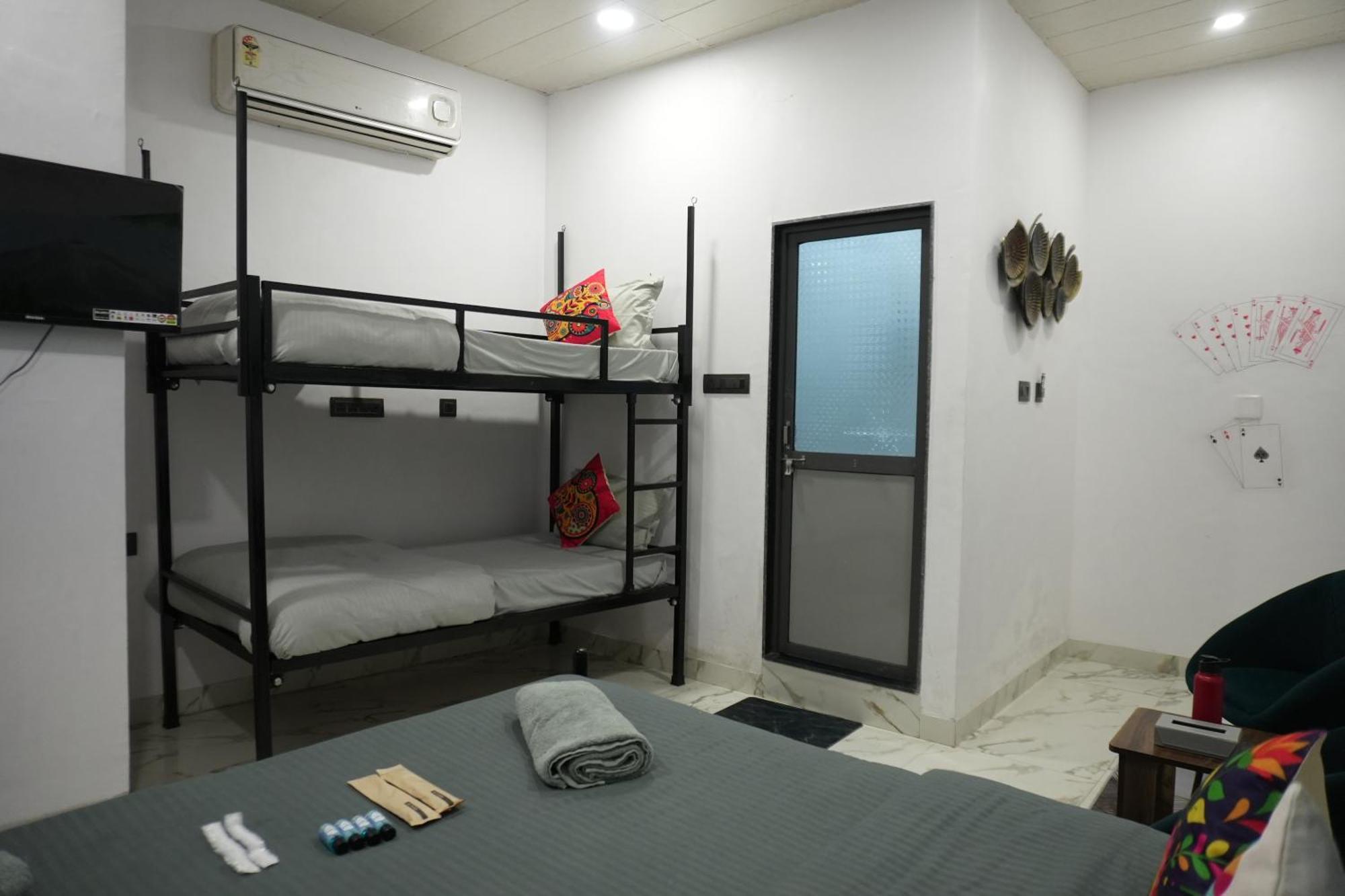 Funky Backpackers Hotel อุเดเปอร์ ภายนอก รูปภาพ