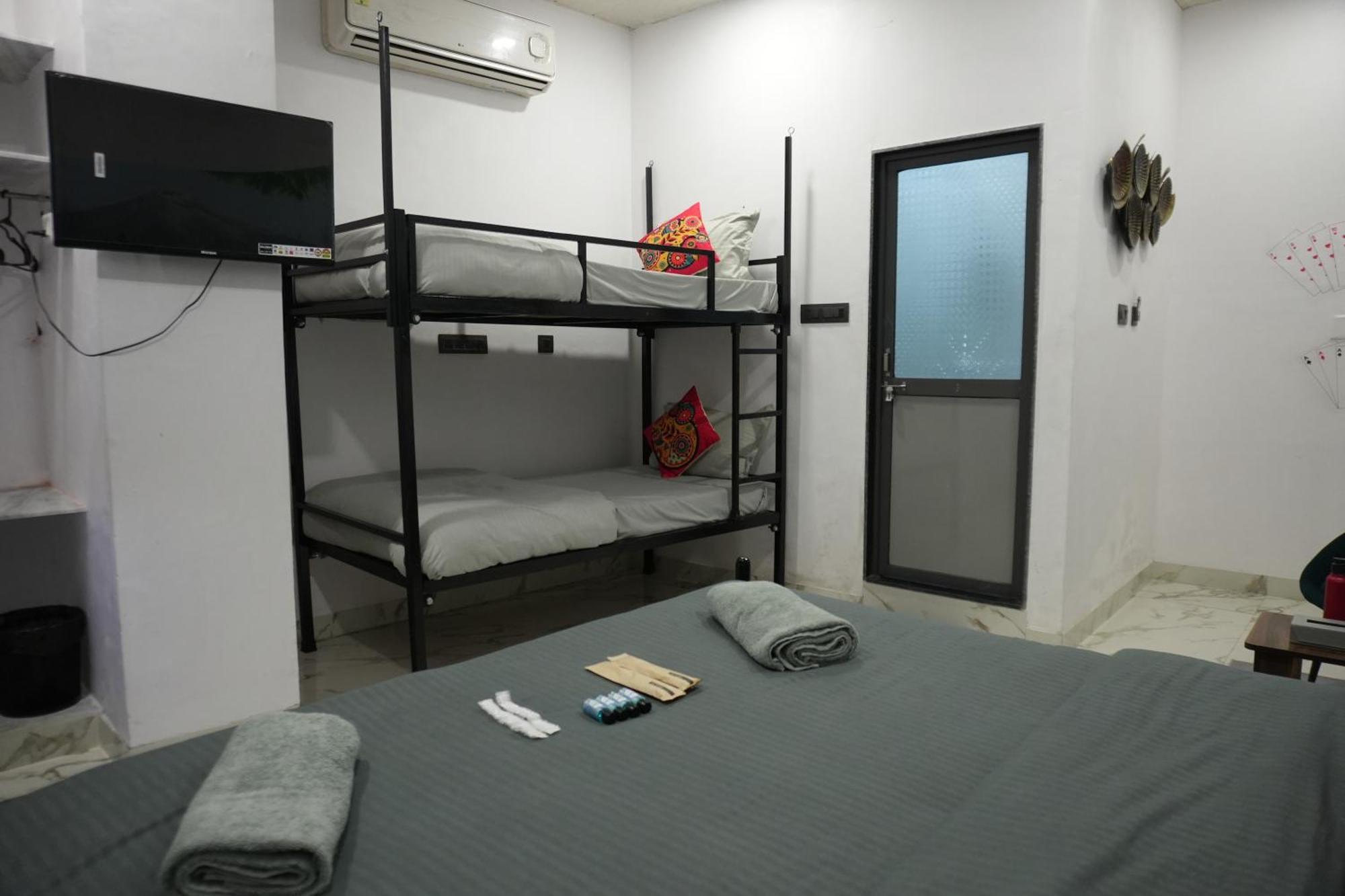 Funky Backpackers Hotel อุเดเปอร์ ภายนอก รูปภาพ