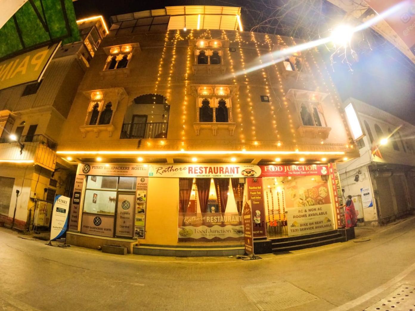 Funky Backpackers Hotel อุเดเปอร์ ภายนอก รูปภาพ